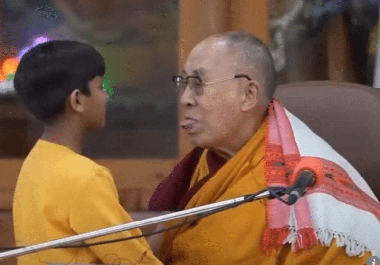 El Dalái Lama pide disculpas por pedir a un niño que le chupe la lengua en una audiencia en India