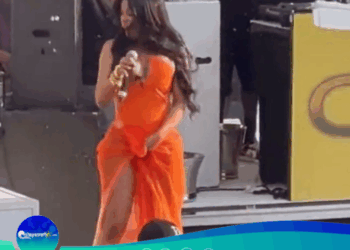 «Cardi B: Lanza Microfono a Fans»