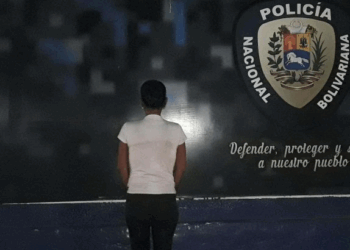 Detuvieron a una mujer que dejó amarrado a su hijo pequeño para irse a beber