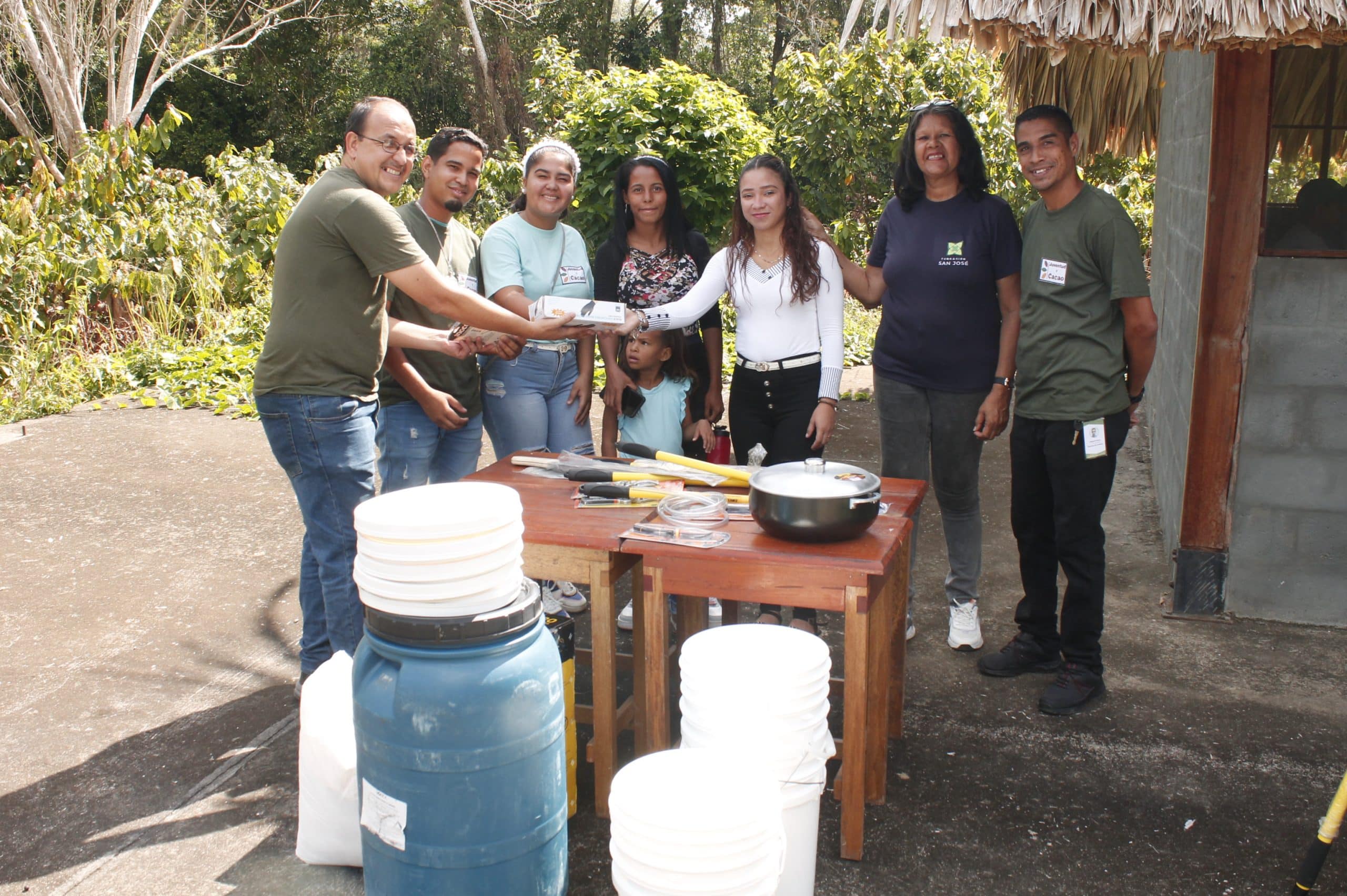 Fundación San José entregó capital semilla a egresados del proyecto Juventud y Cacao