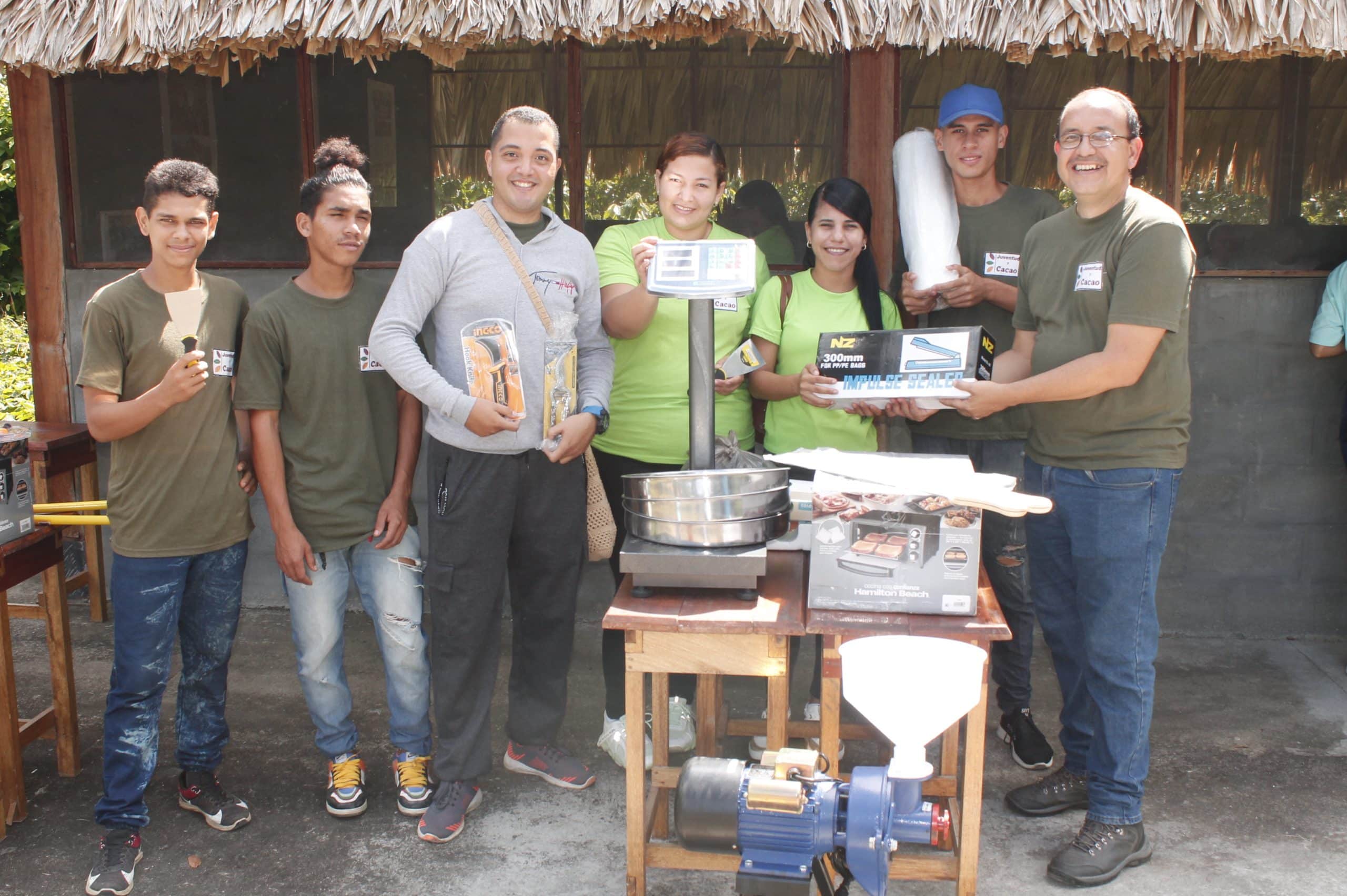 Fundación San José entregó capital semilla a egresados del proyecto Juventud y Cacao