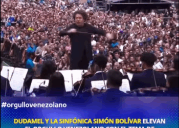 Gustavo Dudamel dirigiendo a la Orquesta Sinfónica Simón Bolívar en el estadio de Wembley.