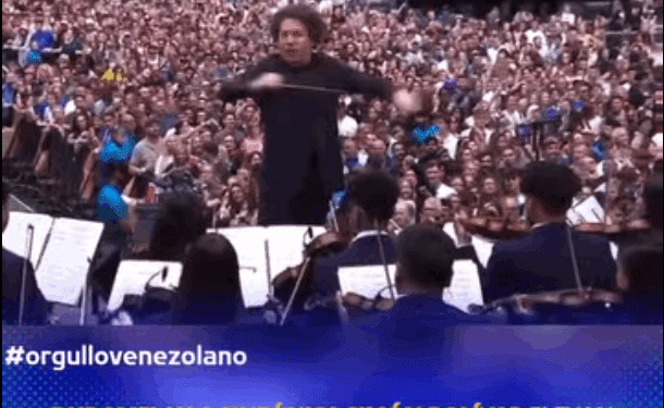 Gustavo Dudamel dirigiendo a la Orquesta Sinfónica Simón Bolívar en el estadio de Wembley.