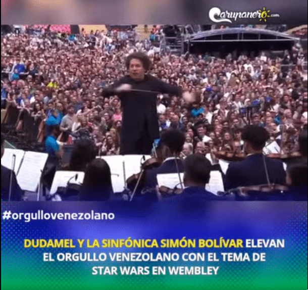 Gustavo Dudamel dirigiendo a la Orquesta Sinfónica Simón Bolívar en el estadio de Wembley.