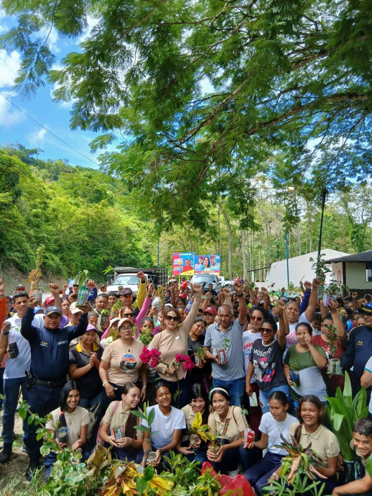 Plan Chuquisaca: Siembran más de 300 plantas en Benítez, Sucre