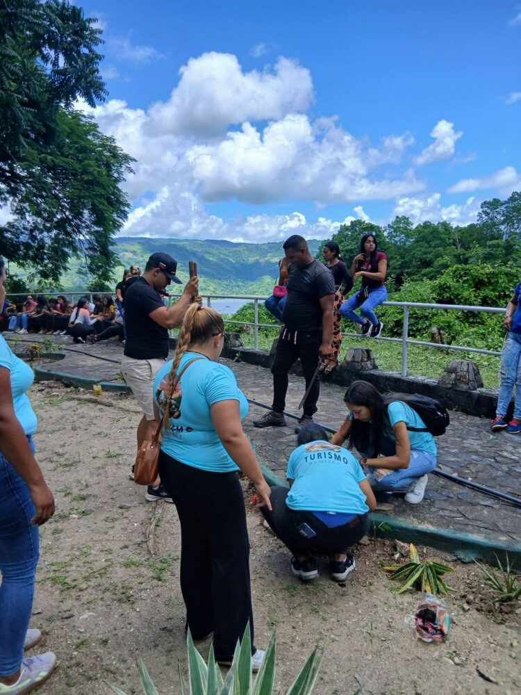 Plan Chuquisaca: Siembran más de 300 plantas en Benítez, Sucre